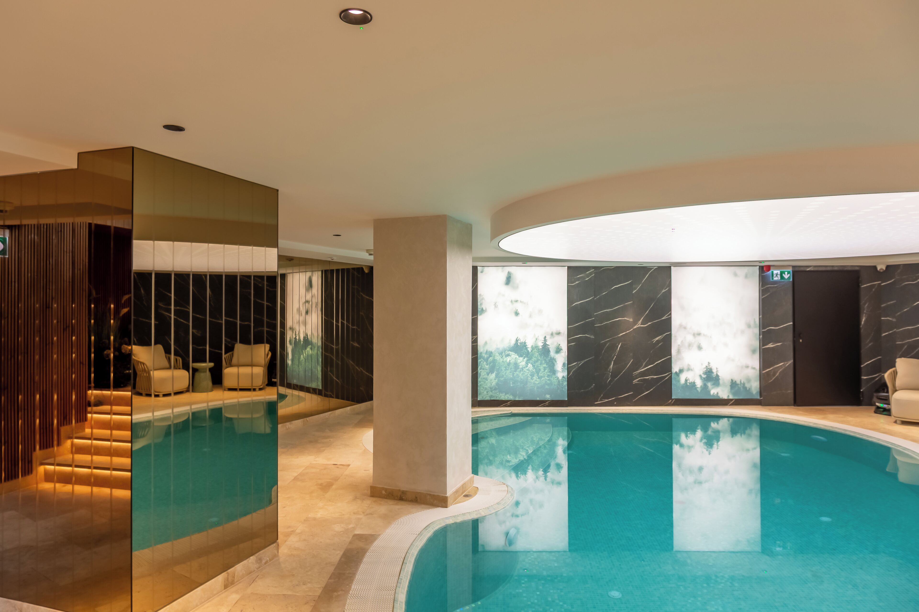 Piscine couverte, piscine extérieure (ouverte en saison)