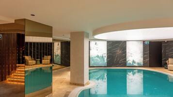 Piscine couverte, piscine extérieure (ouverte en saison)