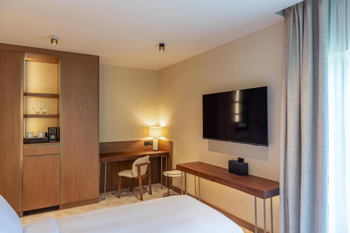 Ropa de cama hipoalergénica y minibar 