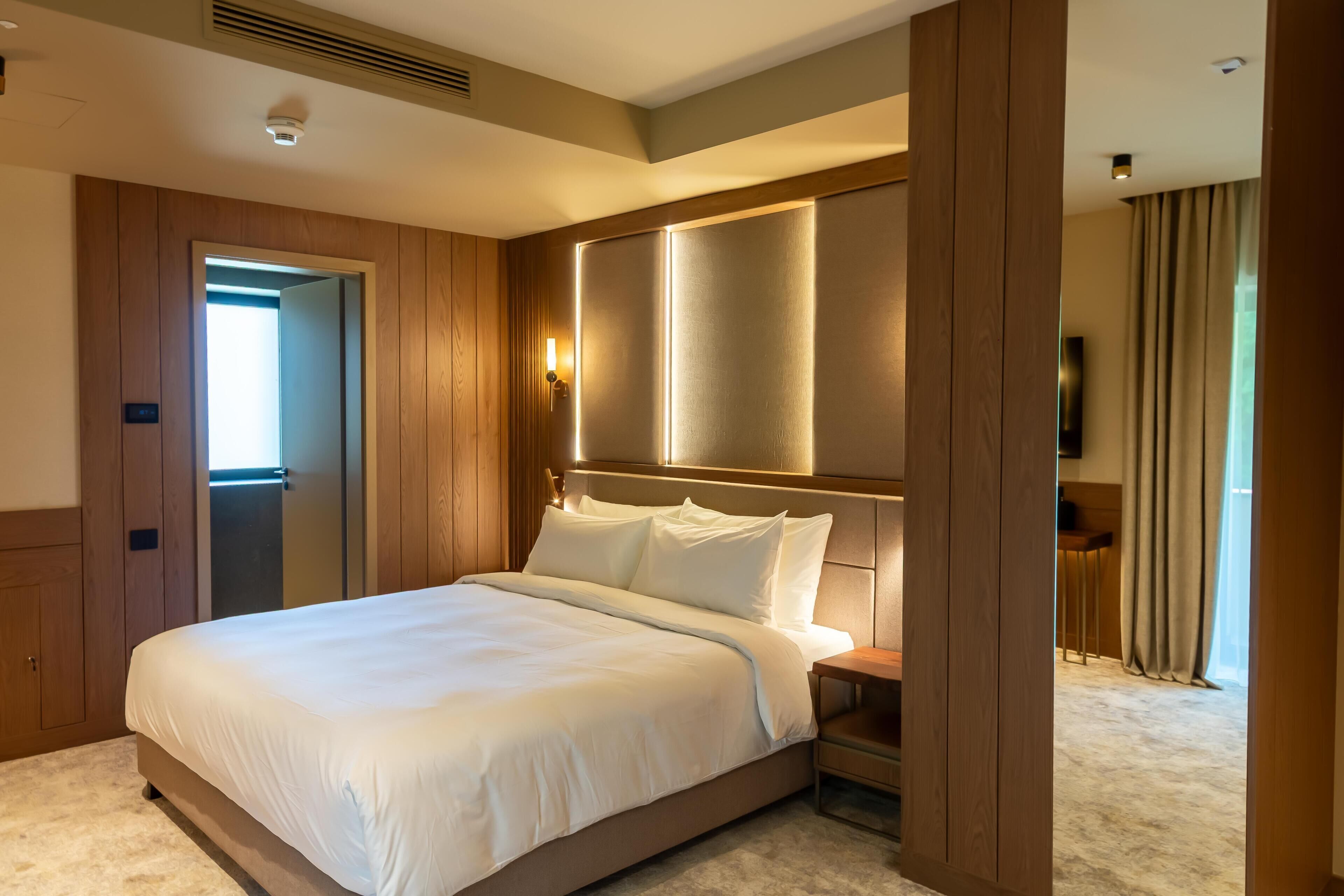 Premium kamer, uitzicht op bergen | Hypoallergeen beddengoed, een minibar, een kluis op de kamer, een bureau