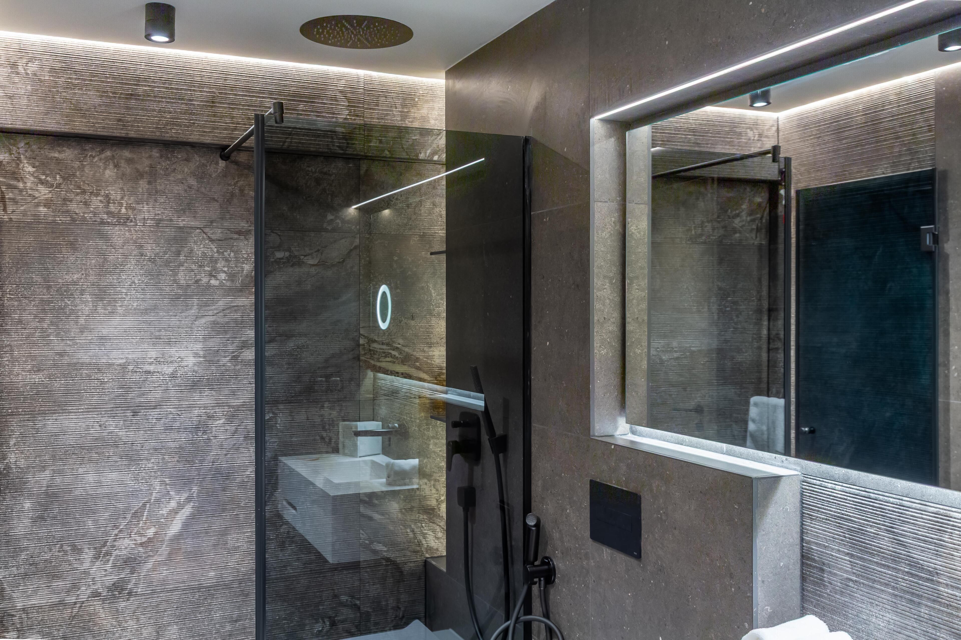 Habitación estándar, Terraza, vista a la montaña | Baño | Regadera, regadera tipo lluvia, secadora de cabello, batas 