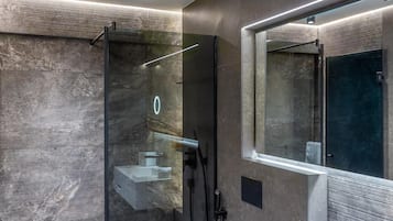 Habitación estándar, Terraza, vista a la montaña | Baño | Regadera, regadera tipo lluvia, secadora de cabello, batas