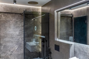 Standard Room, Terrace, Mountain View | Bathroom