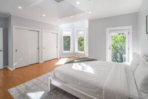 Iron/ironing board, WiFi, bed sheets - Gold Coast Home - Rooftop - PoolTable - Parking - Views (Chicago)