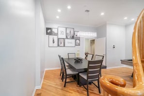 Dining - Gold Coast Home - Rooftop - PoolTable - Parking - Views (Chicago)