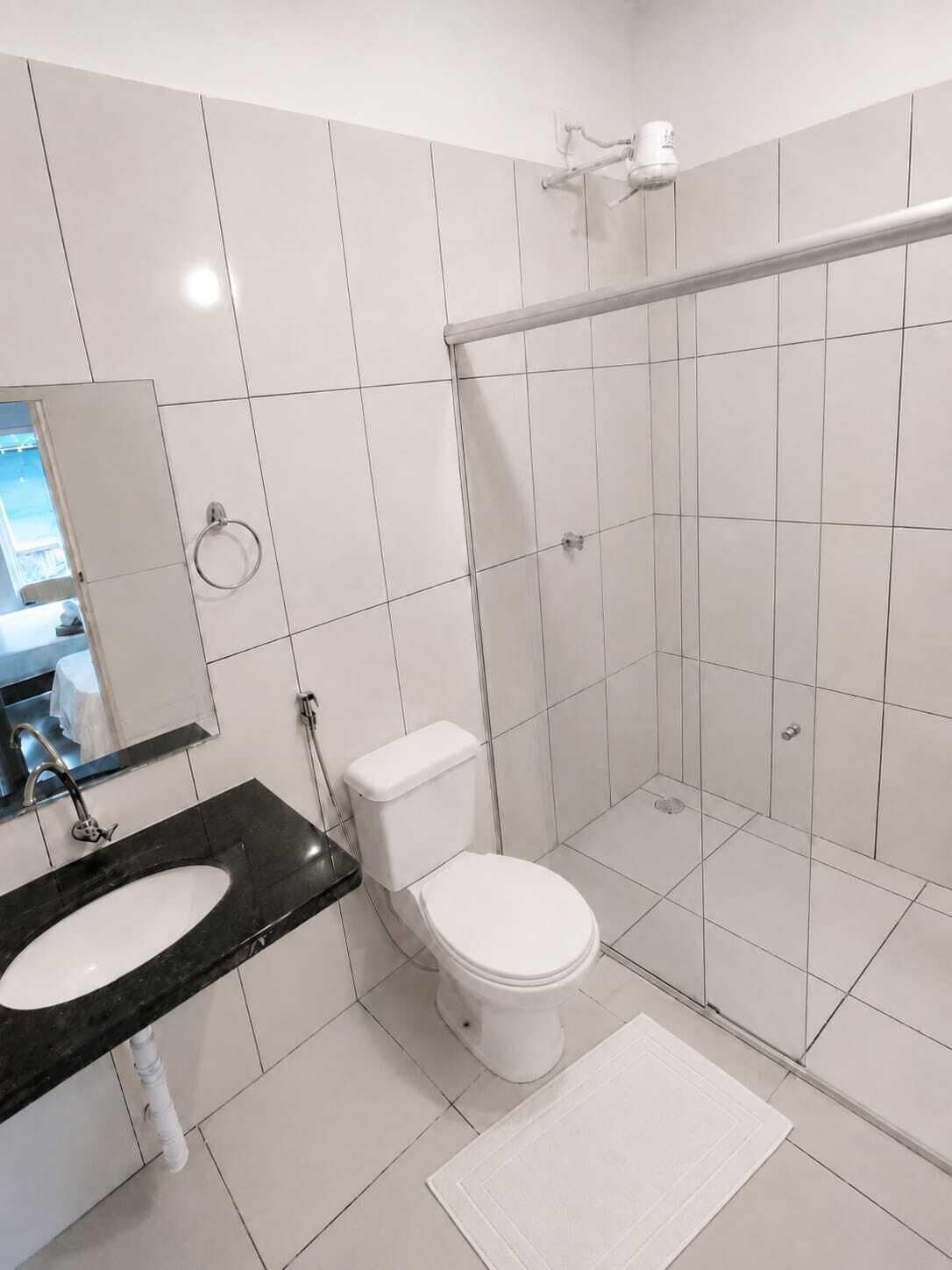 Quarto casal clássico, varanda coberta | Banheiro | Chuveiro, toalhas de banho, sabonete, shampoo