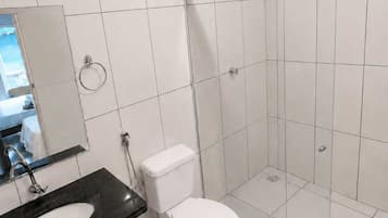 Quarto casal clássico, varanda coberta | Banheiro | Chuveiro, toalhas de banho, sabonete, shampoo