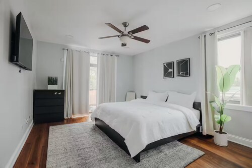 Pristine 2BD - 2.5BD Duplex - Chicago - Free Parking
