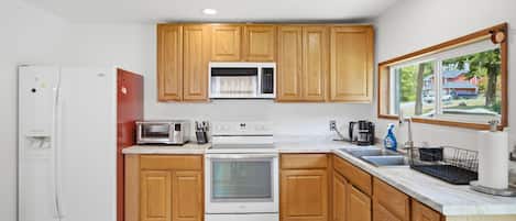Coffee/tea maker, fridge, microwave, oven