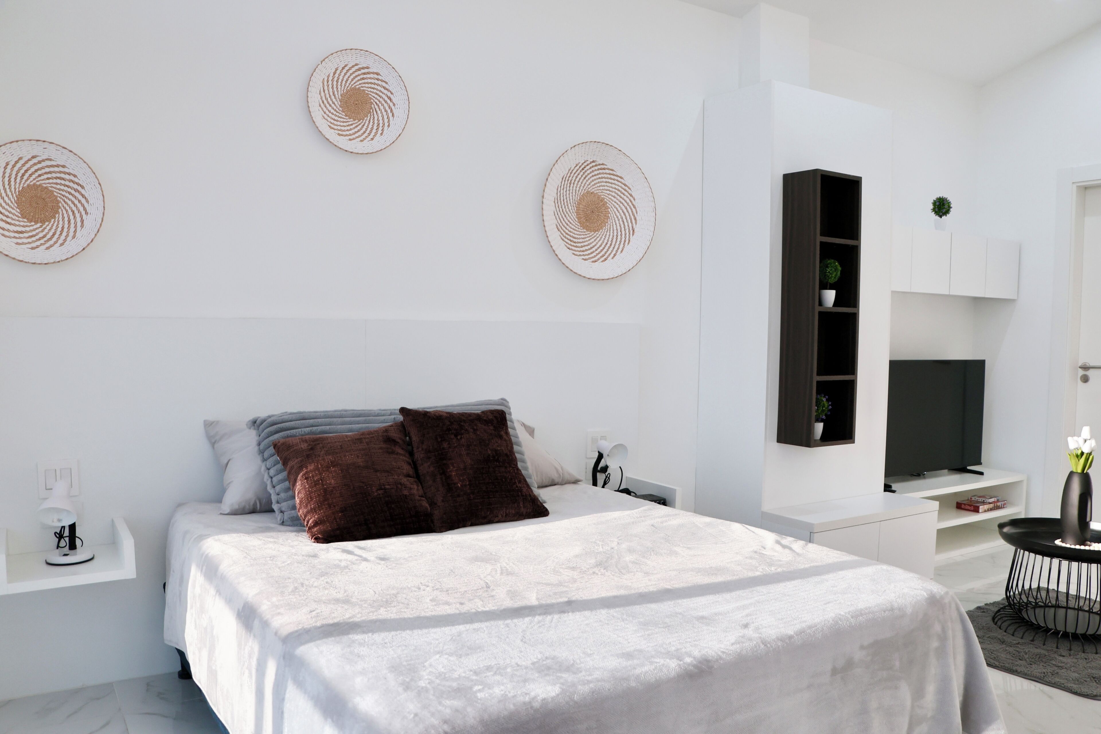 Tabla de planchar con plancha, wifi gratis y ropa de cama 