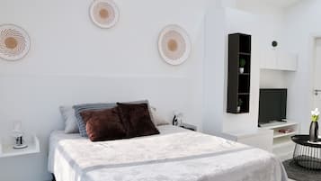 Tabla de planchar con plancha, wifi gratis y ropa de cama
