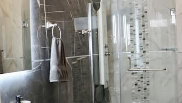Serviettes fournies, savon, papier toilette