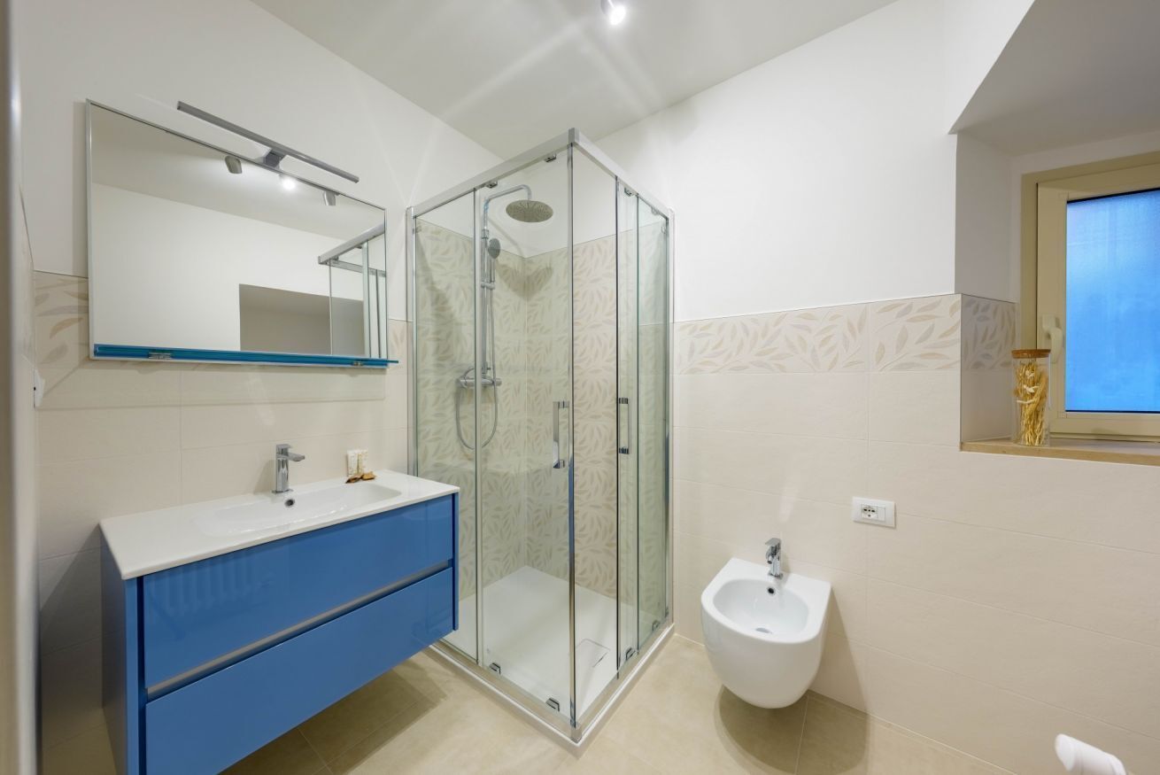 Douche, bidet, serviettes fournies, shampoing