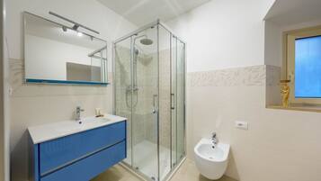 Douche, bidet, serviettes fournies, shampoing