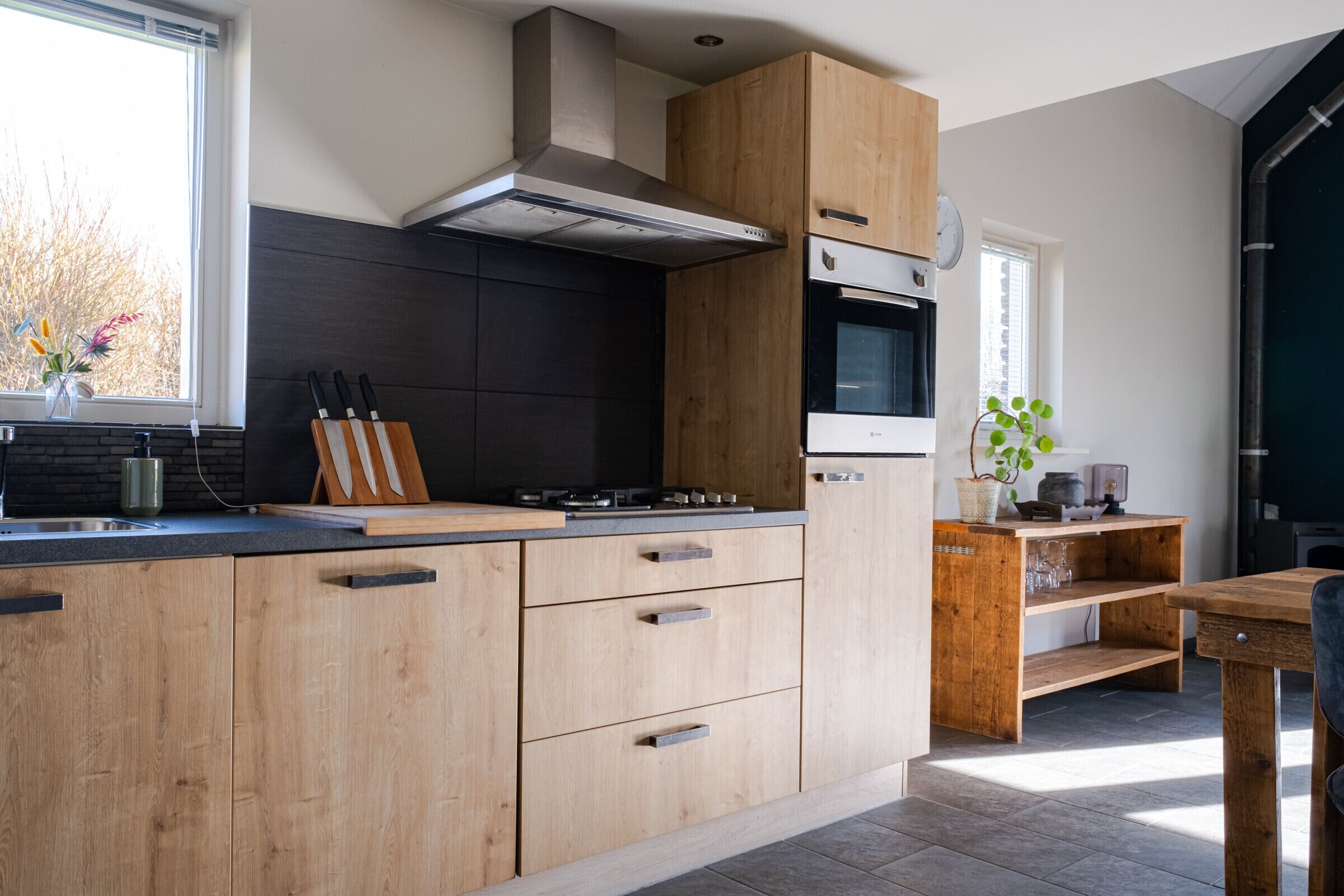 Coffee/tea maker, fridge, oven, dishwasher