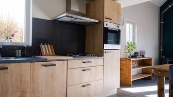 Coffee/tea maker, fridge, oven, dishwasher