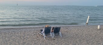1 Block to the Beach - 4BR - Fenced Yard - Sleeps 8 - Port Clinton - Lake Erie