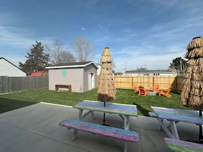 Outdoor dining - Luxury 4-Bedroom Beach Home w/Fenced yard - One Block to Lake Erie & the Beach. (Port Clinton)
