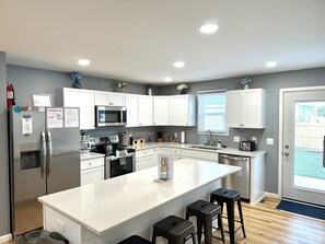 Wasserkocher mit Kaffee-/Teezubehör, Kühlschrank, Mikrowelle, Ofen