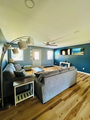 Books - Luxury 4-Bedroom Beach Home w/Fenced yard - One Block to Lake Erie & the Beach. (Port Clinton)