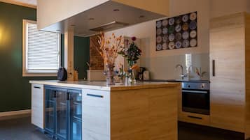 Coffee/tea maker, fridge, microwave, oven