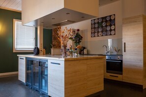 Wasserkocher mit Kaffee-/Teezubehör, Kühlschrank, Mikrowelle, Ofen