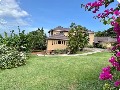 Cozy 2-bedroom cottage in the peaceful hills of  Kingston with AC