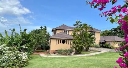 Cozy 2-bedroom cottage in the peaceful hills of Kingston with AC