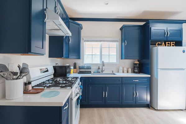 Refrigerador, microondas, horno, placa de cocina