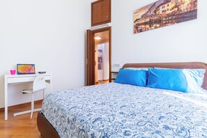 1 habitación, tabla de planchar con plancha, wifi gratis y ropa de cama 