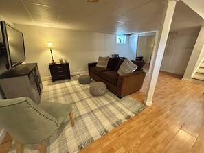 TV - Lake & Mountain View Home with Pool. Close to everything Salmon Arm has to offer (Salmon Arm)