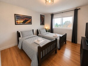 3 bedrooms, iron/ironing board, free WiFi, bed sheets - Lake & Mountain View Home with Pool. Close to everything Salmon Arm has to offer (Salmon Arm)