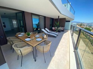 Outdoor dining - Beachfront apartment with spectacular ocean views! Relax and unwind! (AN)
