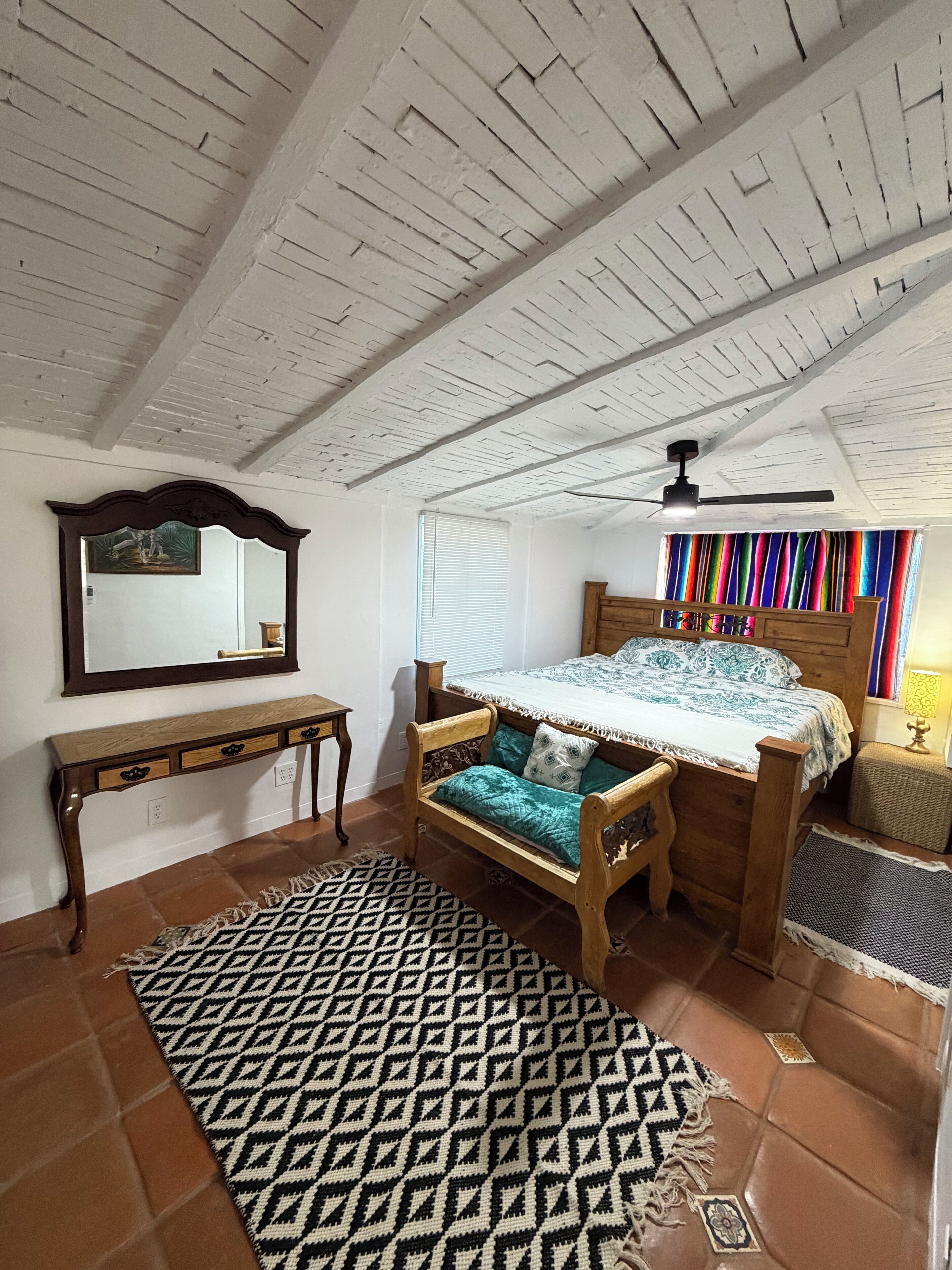 Tabla de planchar con plancha, wifi y ropa de cama 