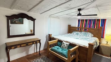Tabla de planchar con plancha, wifi y ropa de cama