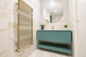 Bathroom - 2CO4 [Cathedral] • Modern Central • (Milano)