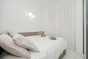 Room - 2CO4 [Cathedral] • Modern Central • (Milano)