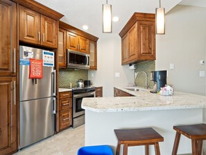 Coffee/tea maker, fridge, microwave, oven - NEW! Telemark Studio  #411 (Copper Mountain)