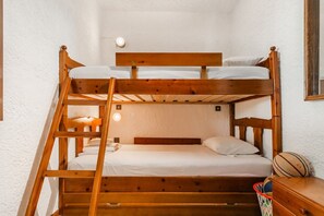 A bunk bed room with a ladder, a bedside table, and a basketball. - Ieva Home by Rentals Pro - Elani Halkidiki (Elani)