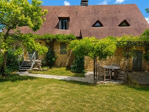 Outdoor dining - At René's, sleeps 2, near Castelnaud Castle (Daglan)