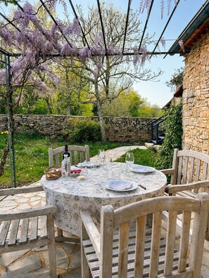 Outdoor dining - At René's, sleeps 2, near Castelnaud Castle (Daglan)