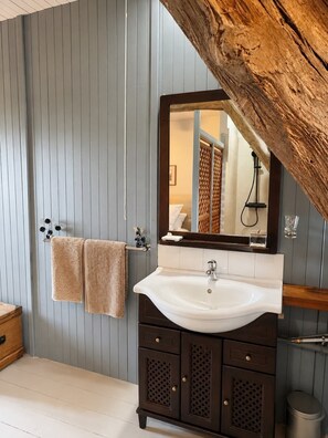 Bathroom - At René's, sleeps 2, near Castelnaud Castle (Daglan)