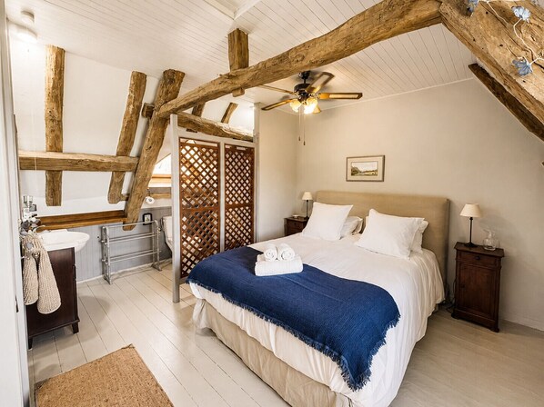 Room - At René's, sleeps 2, near Castelnaud Castle (Daglan)
