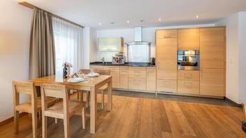 Appartement, balcon, vue sur la ville | Restauration
