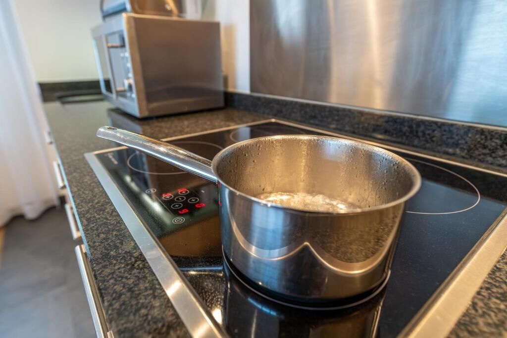 Ein Edelstahlkochtopf auf einer Induktionskochplatte.