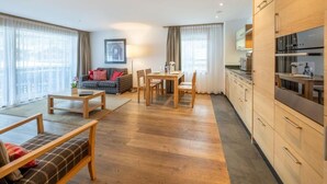 Ein modernes Apartment mit Wohnbereich, Essbereich und Küche.