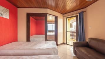Chambre Standard, véranda, vue jardin | Coffres-forts dans les chambres, bureau