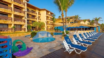 2 piscines extérieures, parasols de plage, chaises longues