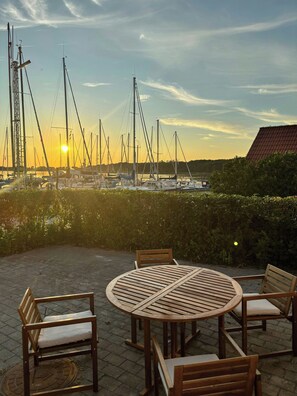 Outdoor dining - Charming harbour house with sea views (Bisserup)