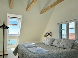 Free WiFi - Charming harbour house with sea views (Bisserup)